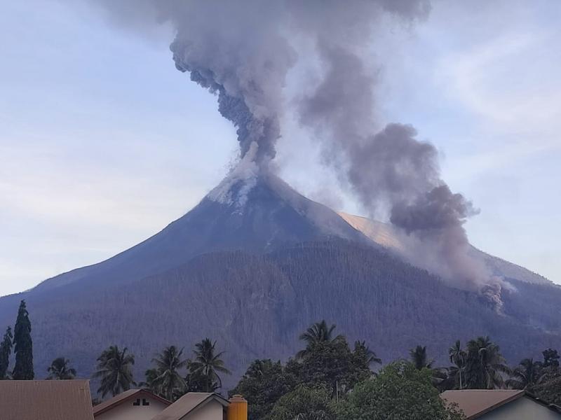 Gunung Lewotobi Laki-Laki Kembali Erupsi , Semburkan Abu Vulkanik 2.500 Meter