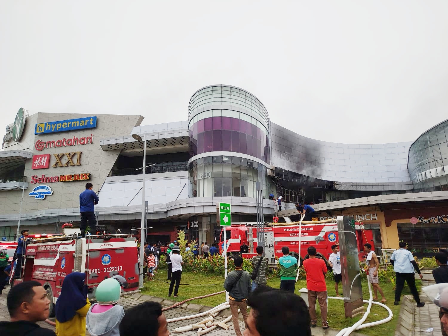 The Park Mall Kendari Kebakaran : Api Diduga Berasal dari Lantai Dua
