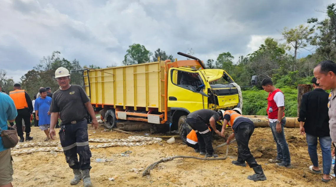 Tragedi Kecelakaan Truk di Pelalawan: 15 Korban Tewas, 17 Selamat