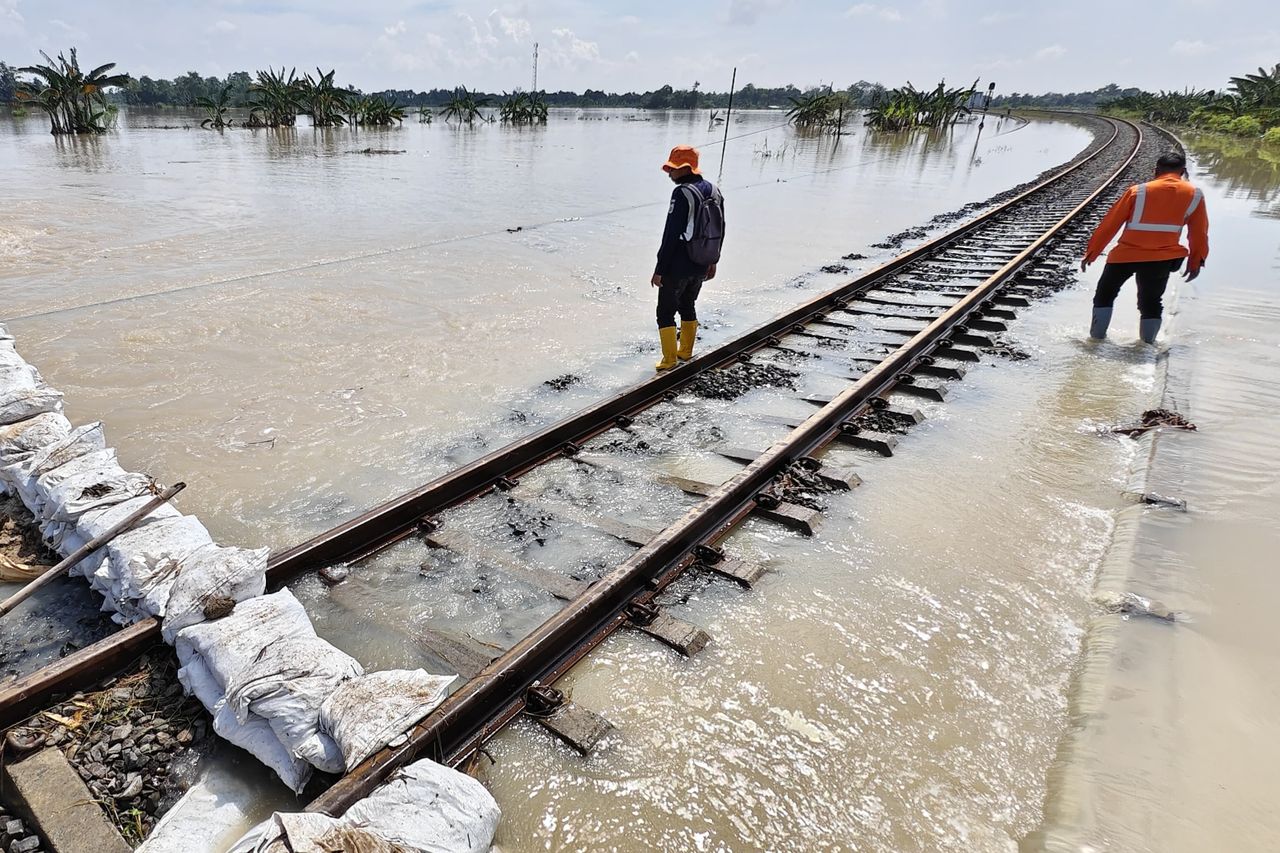 Jalur Kereta Api di Grobogan Lumpuh Lagi, Sungai Tuntang Kembali Jebol