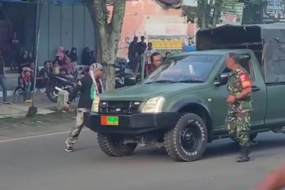 Mobil Pasukan Yonif Ditendang Ormas, Viral di Sosial Media